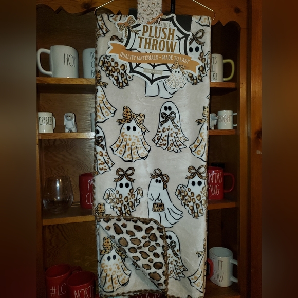 Envogue Reversible Plush Throw/Blanket with Ghost and Leopard Print - Picture 1 of 3